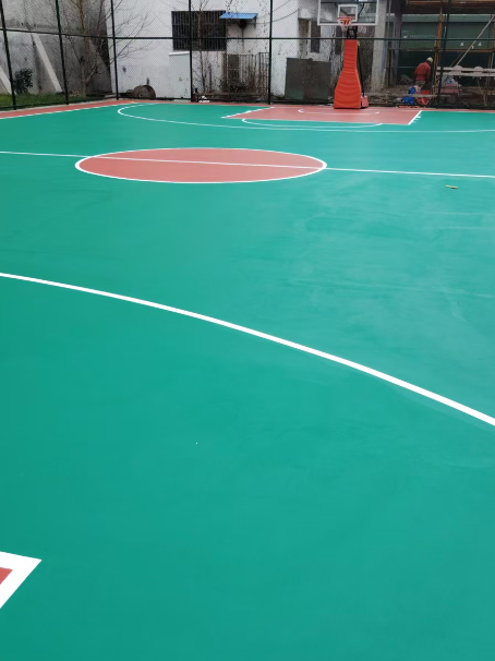 民勤 球场长期使用易出现地面开裂